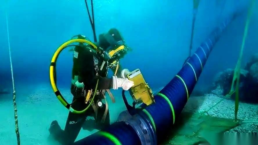 美国真正的底牌，终于藏不住了。
不是芯片，也不是航天，而是深海里一条不起眼的光缆