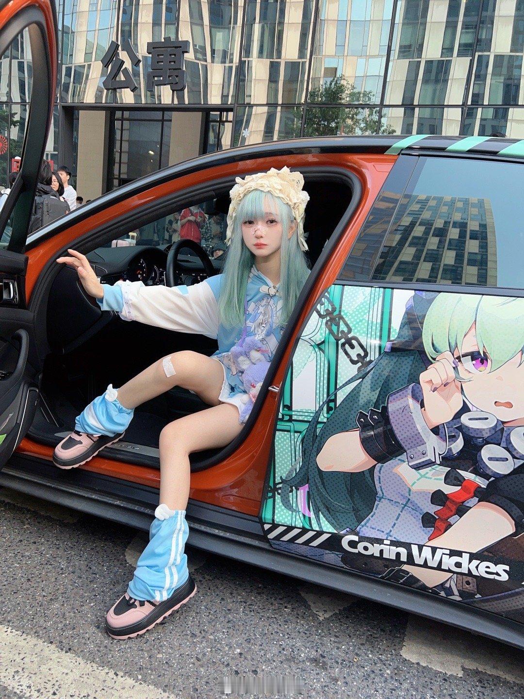 #萤火虫动漫游戏嘉年华# 2024年第一天就让我摸到了绝区零的痛车！可琳 艾莲太