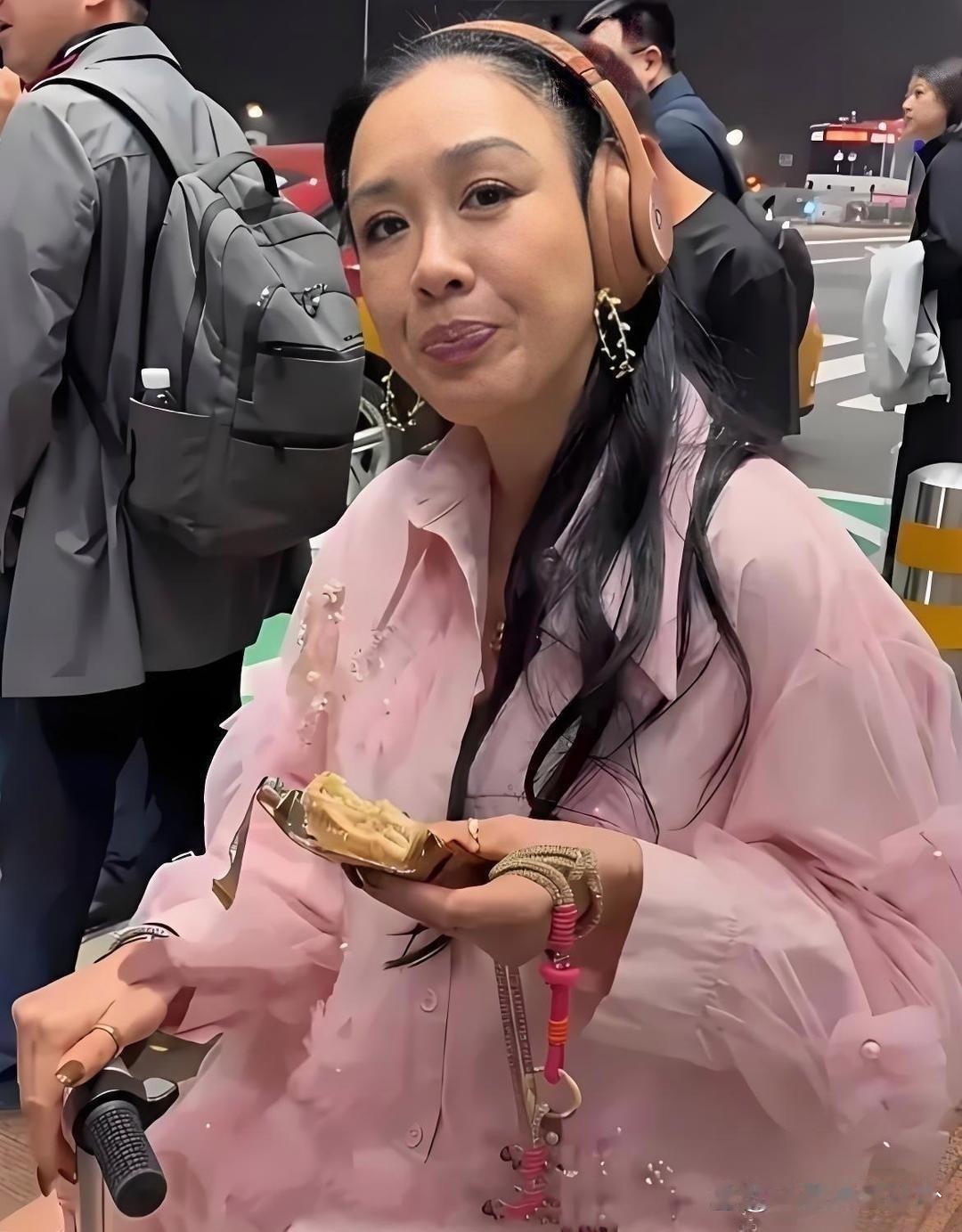 钟丽缇在没有滤镜的镜头下，脸上的细纹与真实的肤色清晰可见，每一道痕迹都诉说着岁月