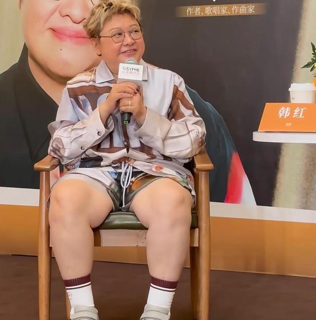 实话实说，韩红的这些坐相、吃相的确有些不雅观！
大家看看，当过兵的韩红尽管在20
