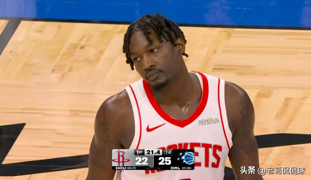 火箭大将芬尼-史密斯真是让人无语了！在今天火箭客场挑战魔术的比赛中，目前两队的上