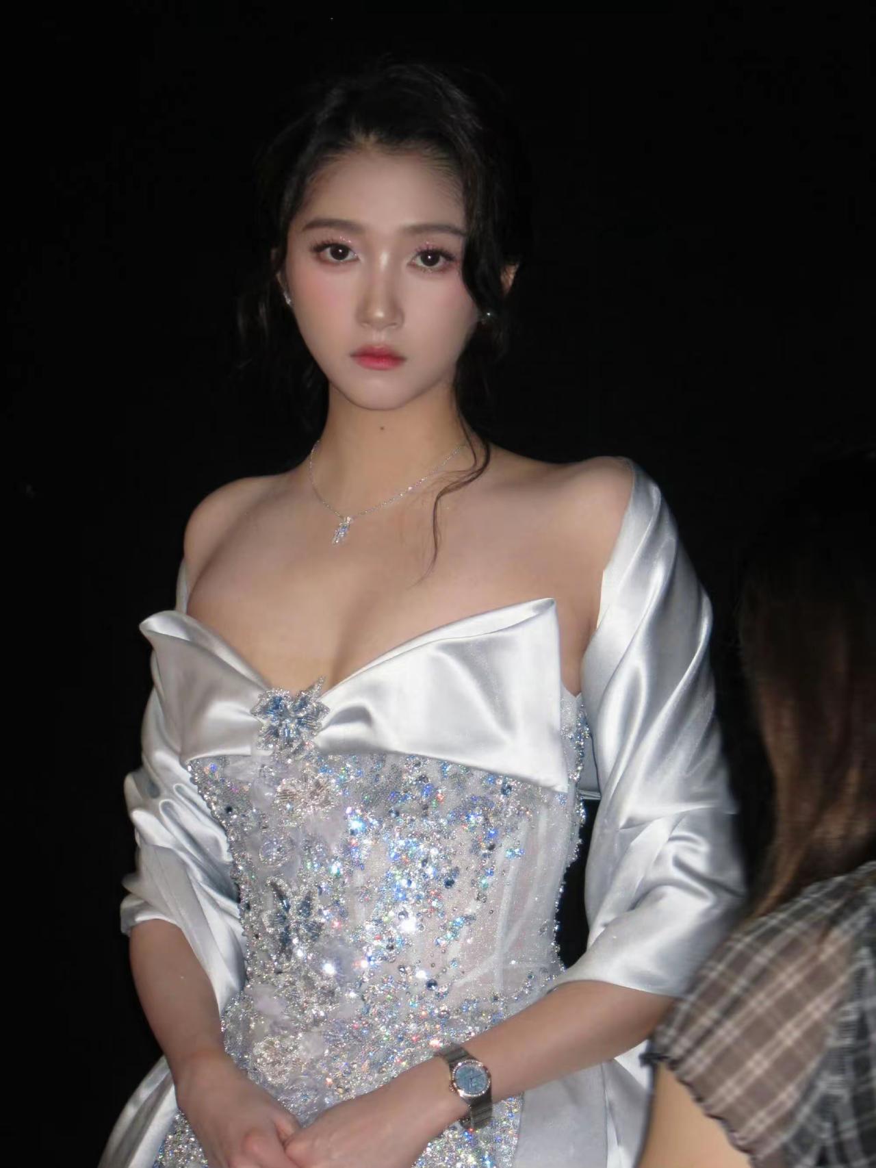 关晓彤肤白貌美、大长腿，模样着实好看。然而，不少网友表示总觉得她缺了点女人味儿，