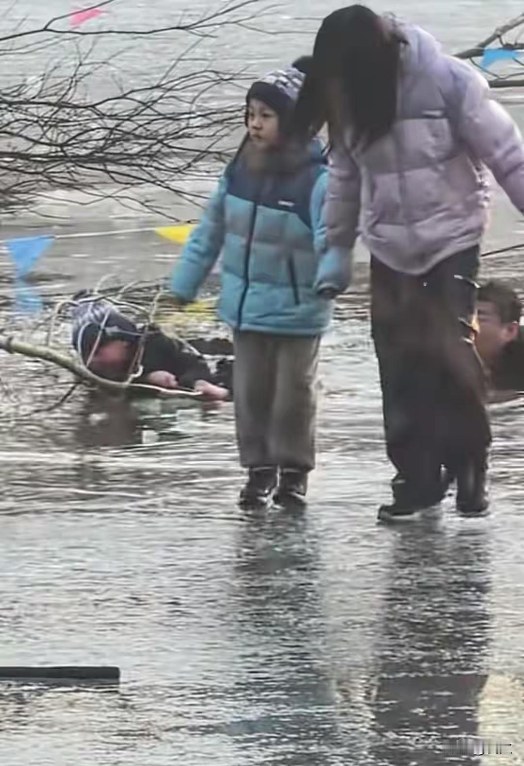 天津冰窟惊魂：救人英雄与冷血看客的冰火两重天!

（作者申明:素材来自网络）
