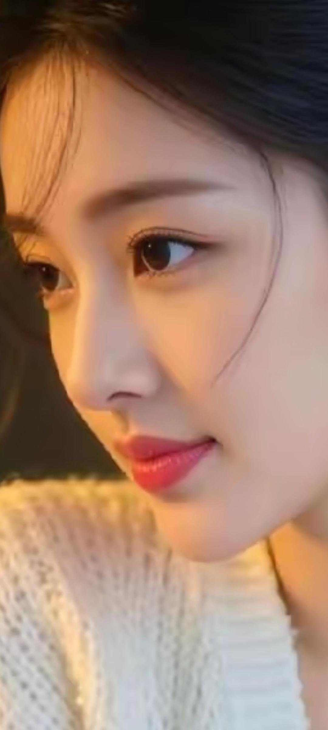 温柔甜美的少女，白皙肌肤，红唇轻启，穿着白色毛衣，散发着冬日暖阳般的温暖。