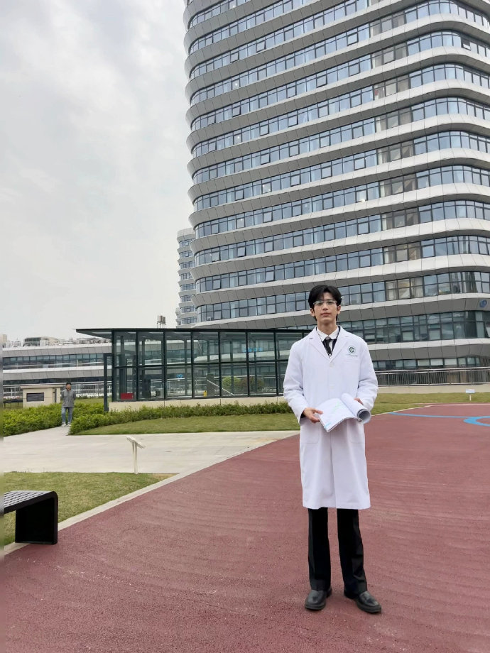 张凌赫 你还挺何苏叶张凌赫这操作绝了！把何苏叶属性当形容人的利器，和粉丝互动笑料