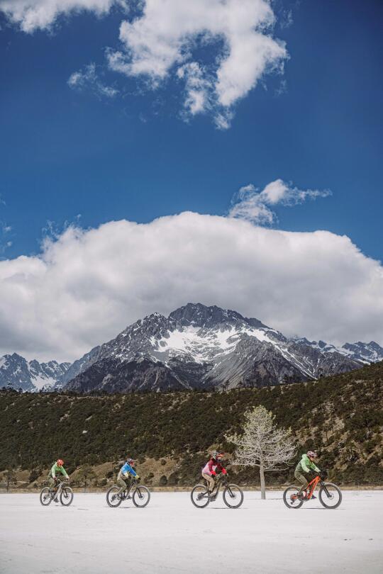 雪山为幕🏔️车轮为笔🚵‍♀️画出自由与狂野