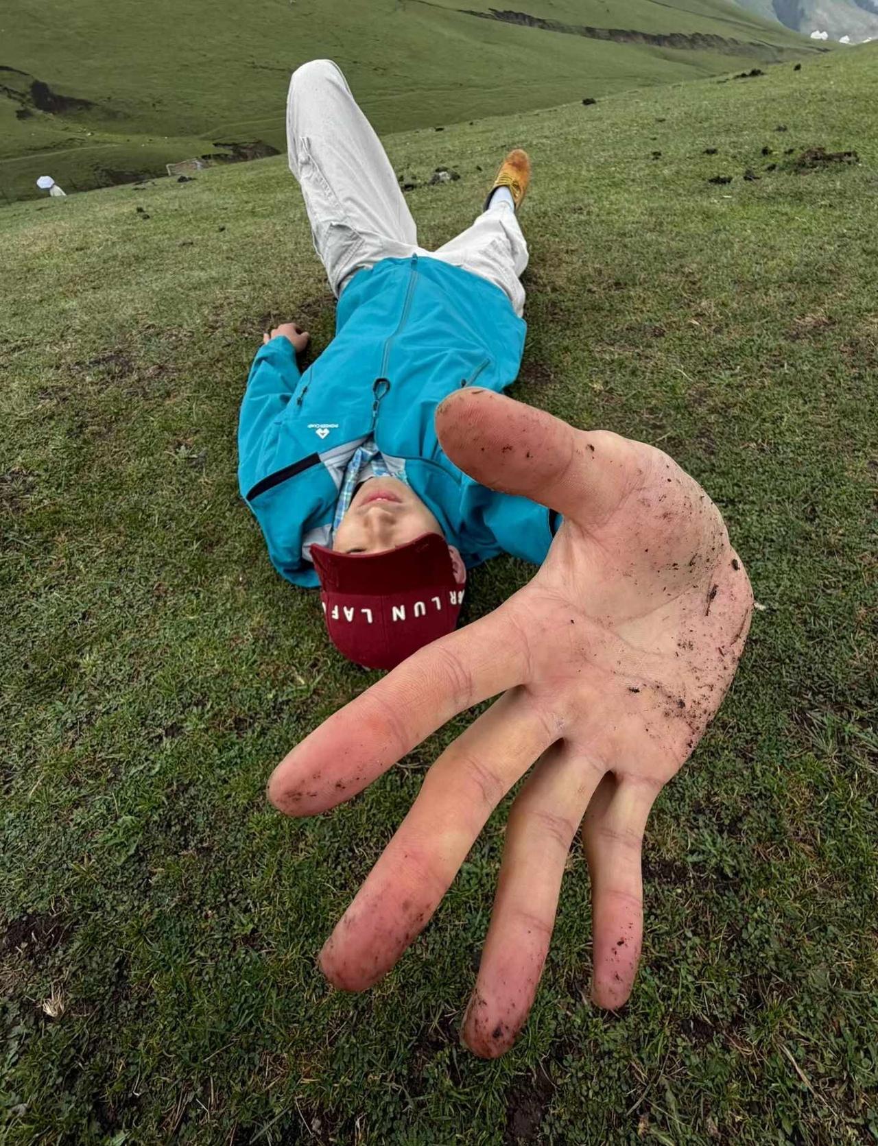 不懂就问，玩户外怎么还把手弄脏了？
在大草原
肆意的躺下
自由感拉满
大家都去这