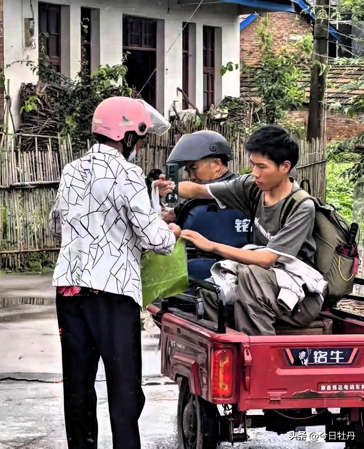 3岁母亲失联，7岁爸走了。湖南常德18岁男孩左力，在伯伯家一住就是11年。刚高考