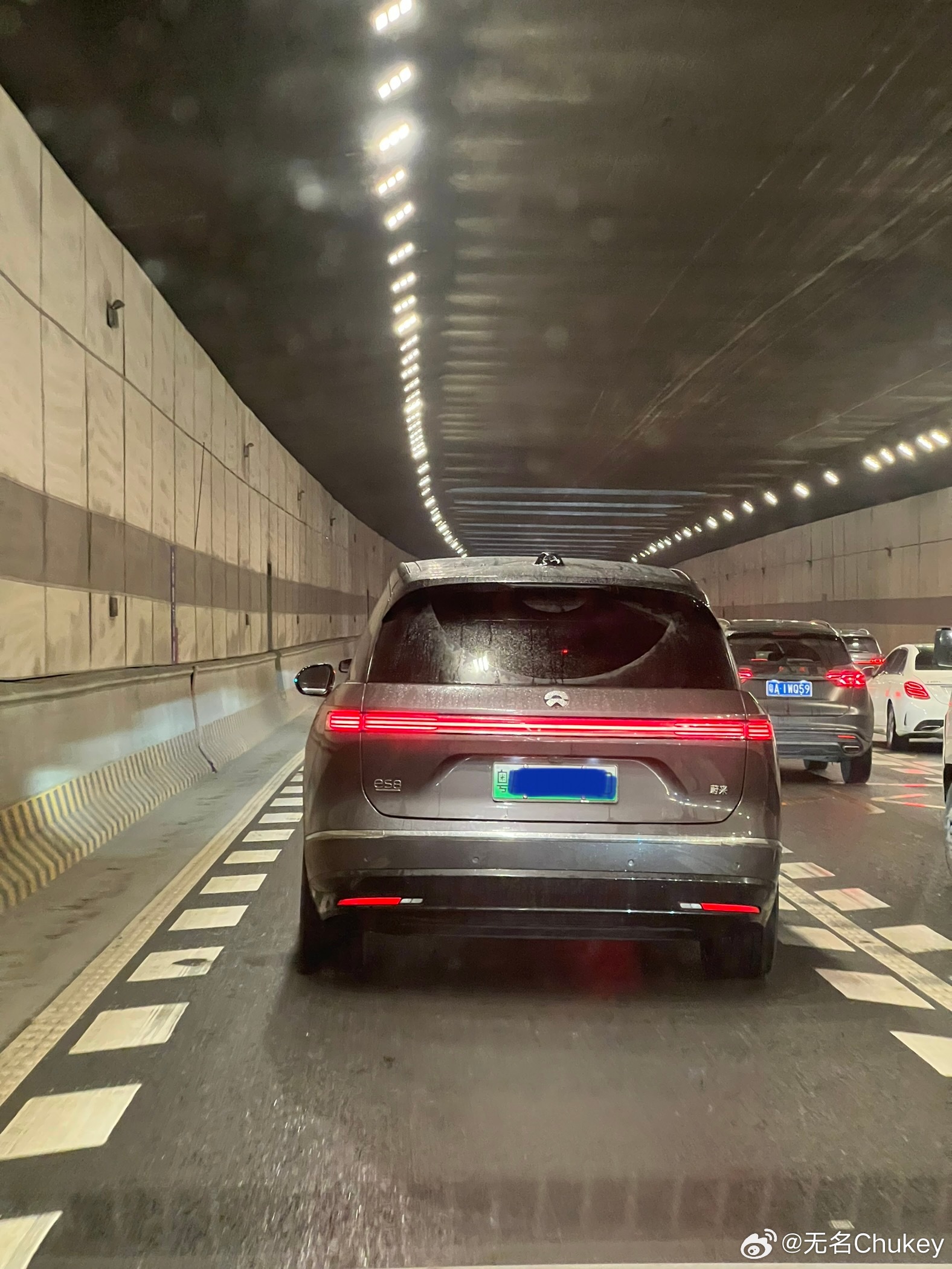 才发现，蔚来ES8后面没小蓝灯的？这么奇怪