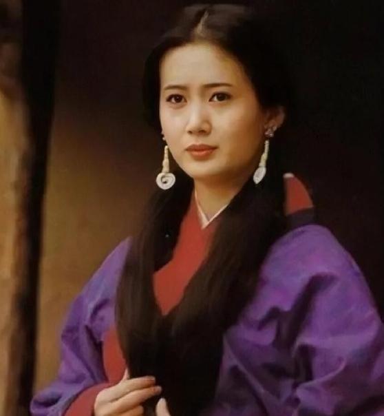 1644 年孝庄派苏麻喇姑出去办事，苏麻在路上被侍卫席纳布库刁难并打个半死，多尔