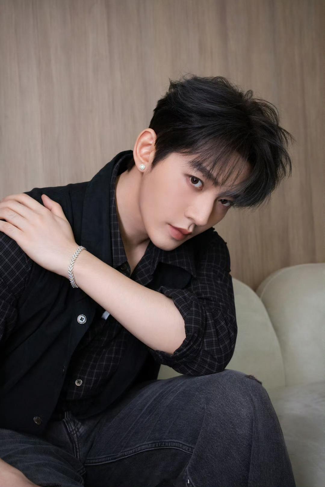 邓为是一位集颜值、才华、实力与品德于一身的实力派青年演员。他不仅拥有令人惊艳的外