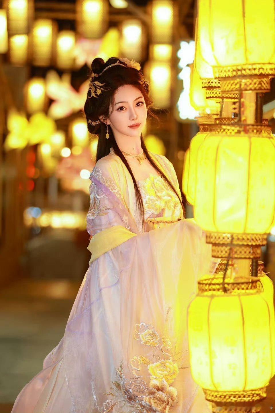 王家茵服装不基础唱跳更不基础王家茵「盲盒式舞台」暴击反差美学天花板！戏腔切嗓+发