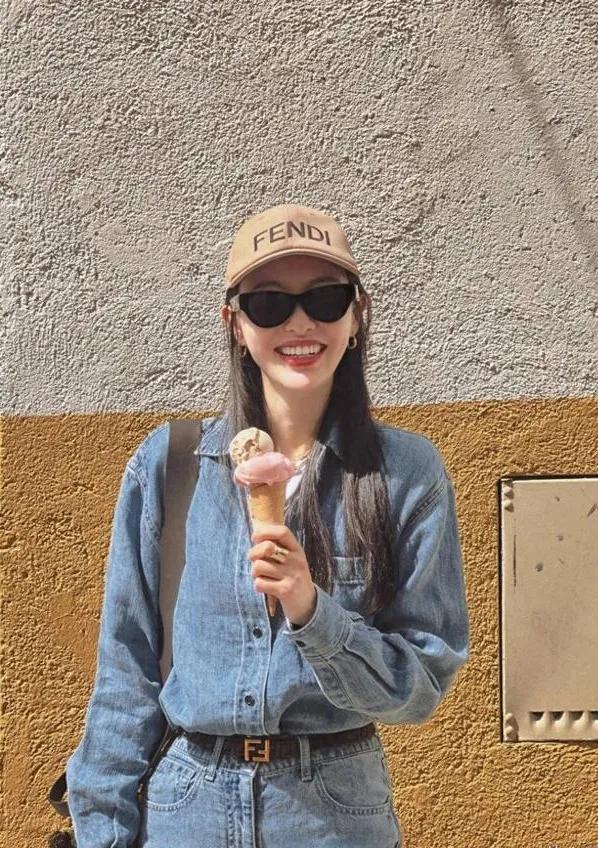 谁懂啊！唐嫣这身私服直接美到心巴上！
浅蓝牛仔衬衫+同色系直筒裤，一套牛仔loo