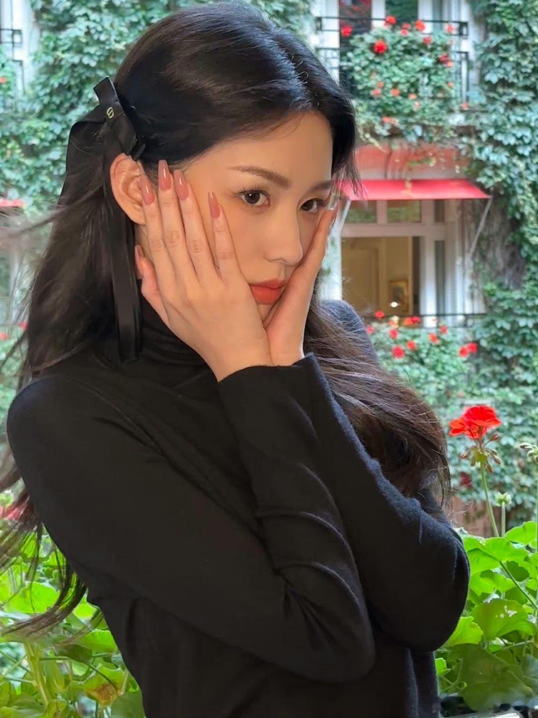 周也这个造型[悲伤][悲伤][悲伤]我感觉辨识度一下子就降低了。。。谁懂啊[泪]