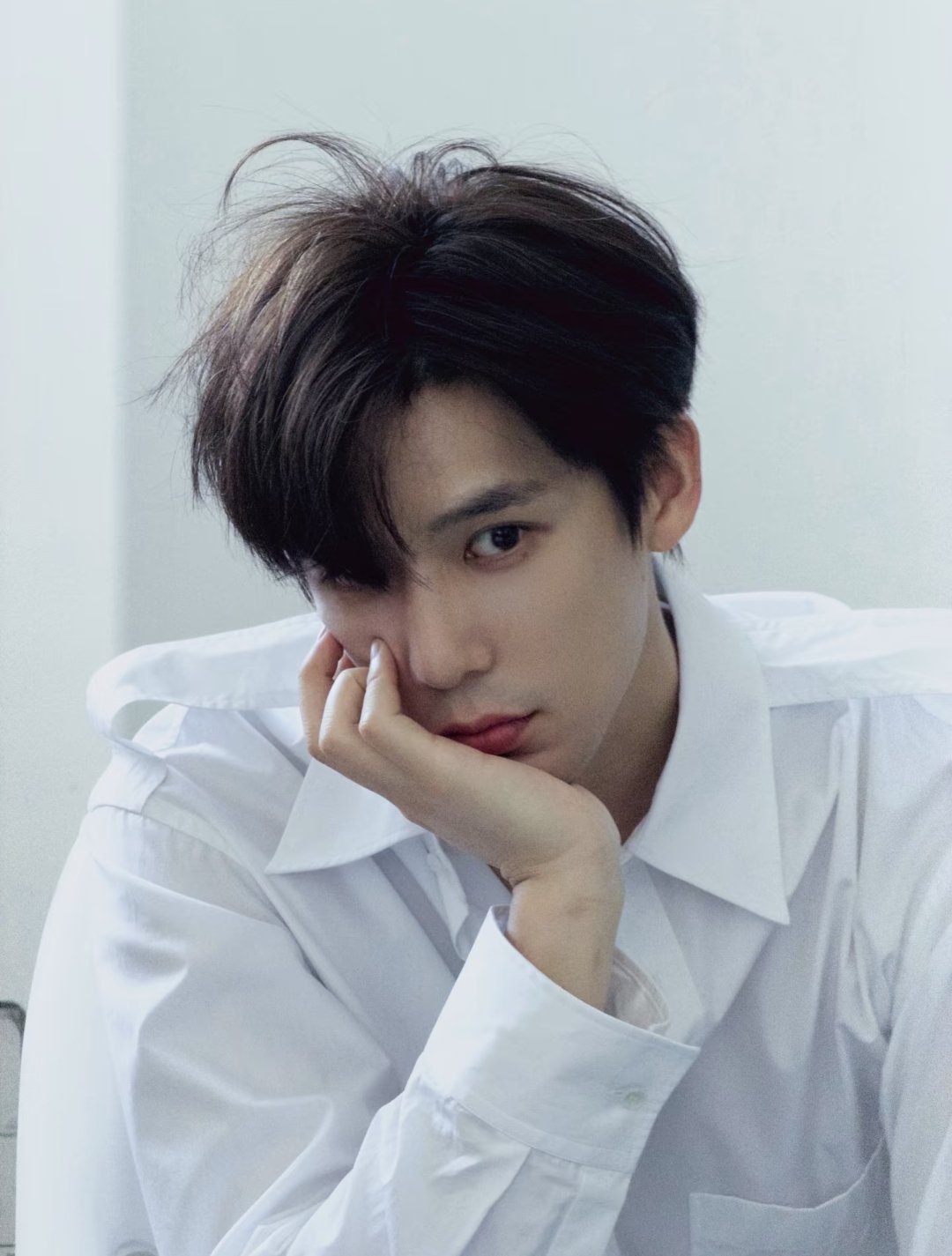 王安宇的一组白衬衫图片～ 