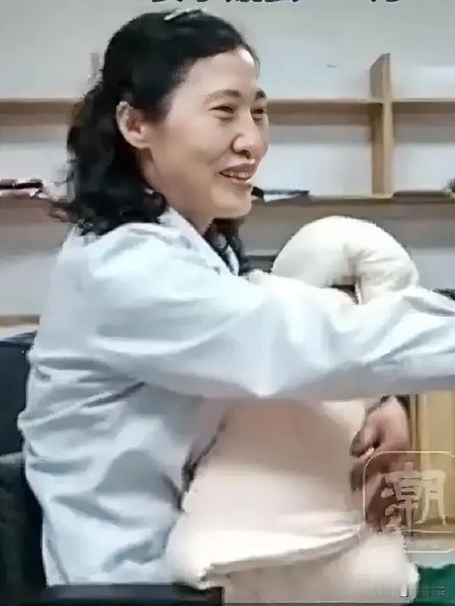 她救活了她，她却害死了她。

她是周口市第六人民医院妇产科主任；她是一名因羊水栓