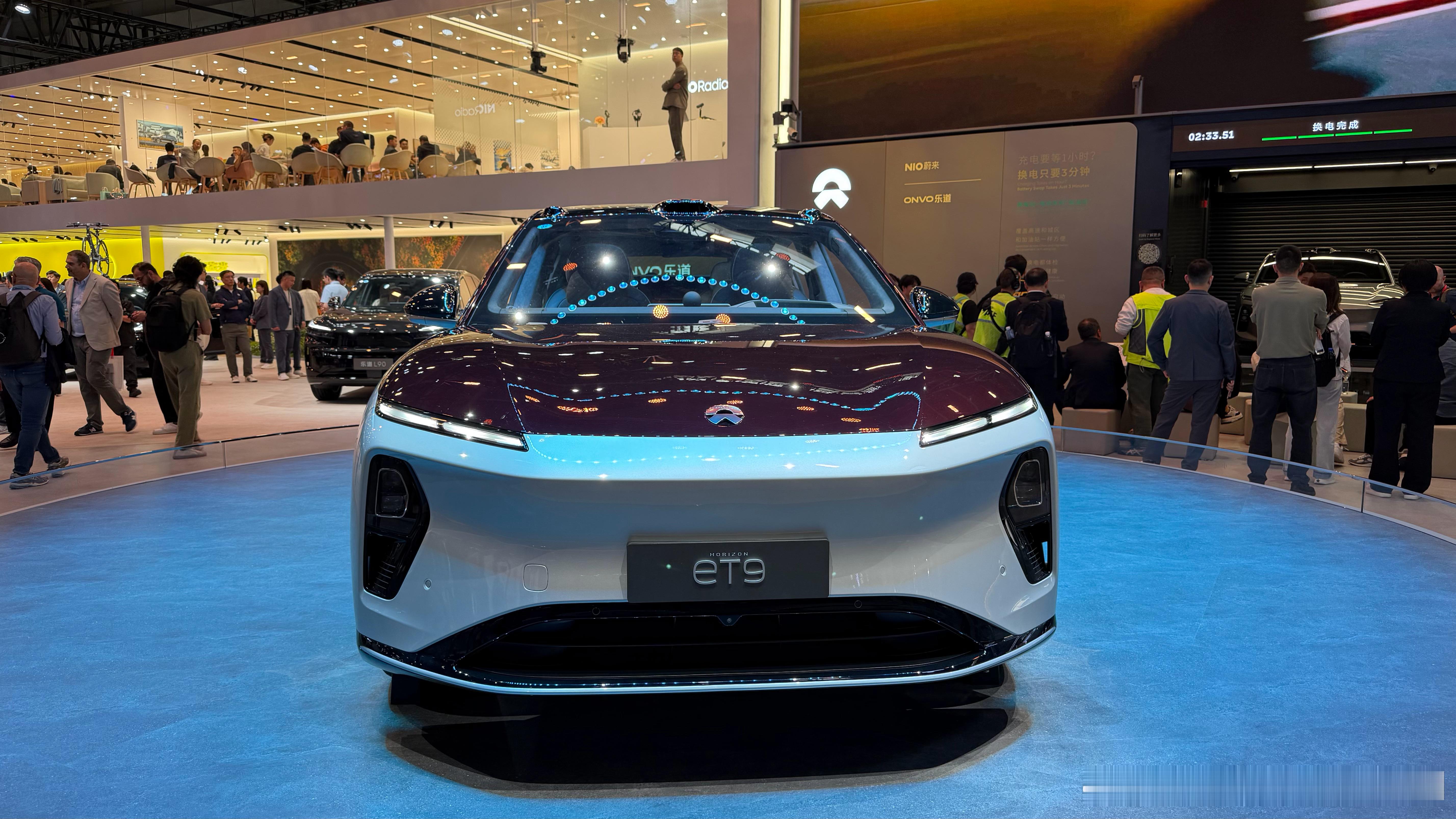 只代表媒体日这两天啊，蔚来是唯一一个无差别无条件请每一个人上二楼歇歇脚、喝喝水的