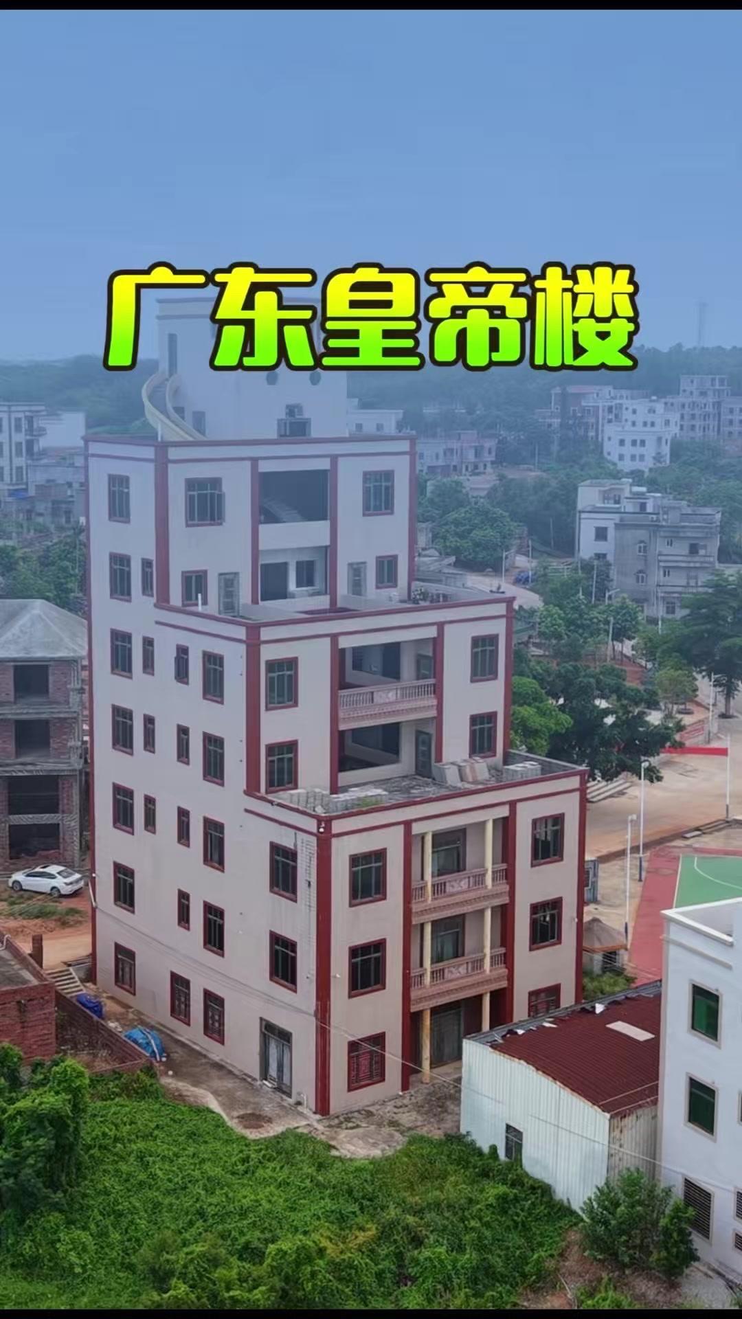可惜这栋造型奇特的房子建好多年却一直无人入住，原来一到夜晚亮灯，整栋楼宛如一张发