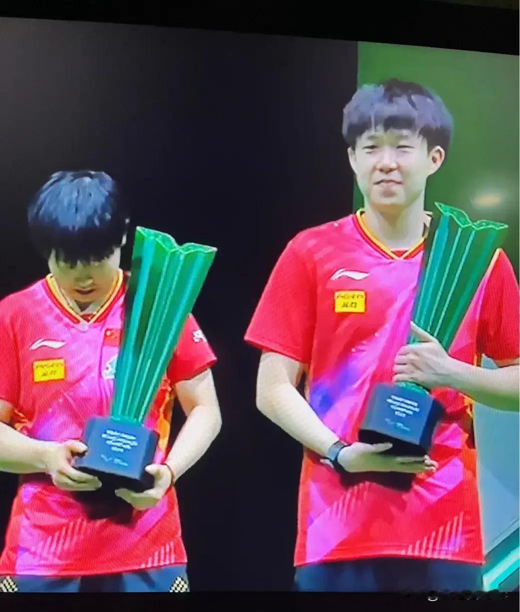 麻烦国际乒联把冠军杯设计得轻便点，小巧点，因为太大太重莎莎捧着累，关键还挡住了冠