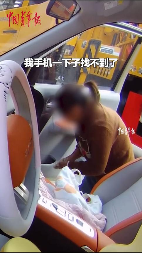 “这收费员火了！”11月15日，浙江杭州，一新手女司机下高速时，手机却找不到了，