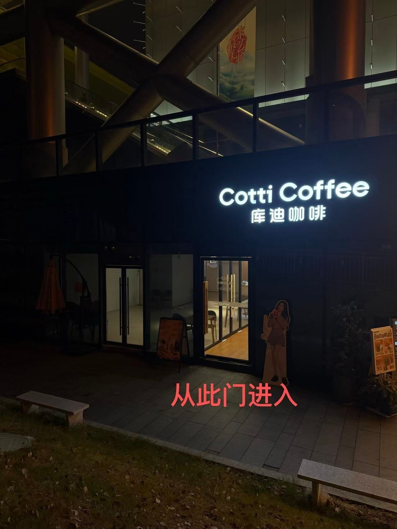 王嘉尔又又叒逆应援了，长沙《你好星期六》录制现场为粉丝准备温热的甜品☕ 