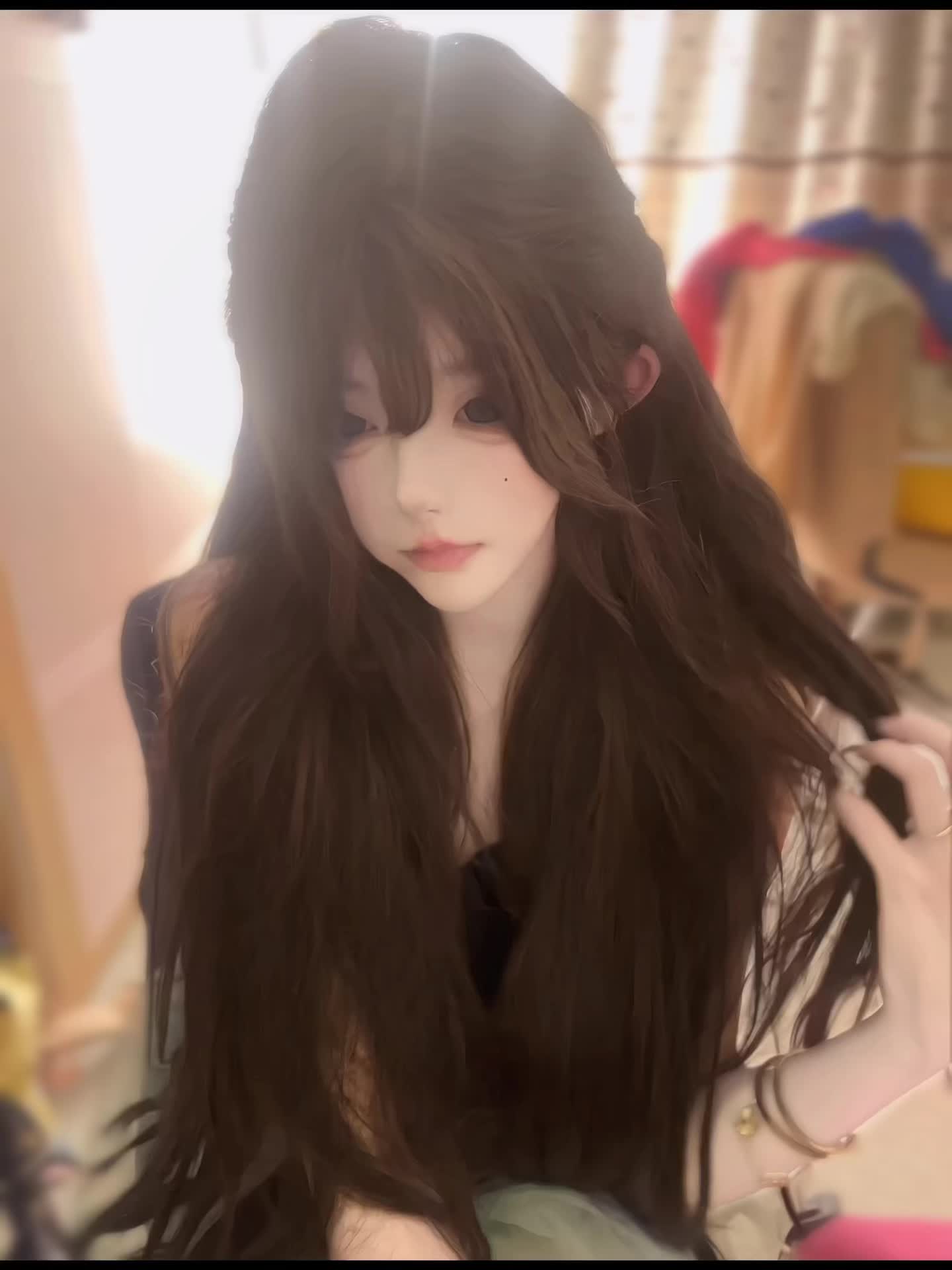 我把脸埋进衣服褶皱里 你猜滚落的泪是因为悲伤决堤还是幸福满溢