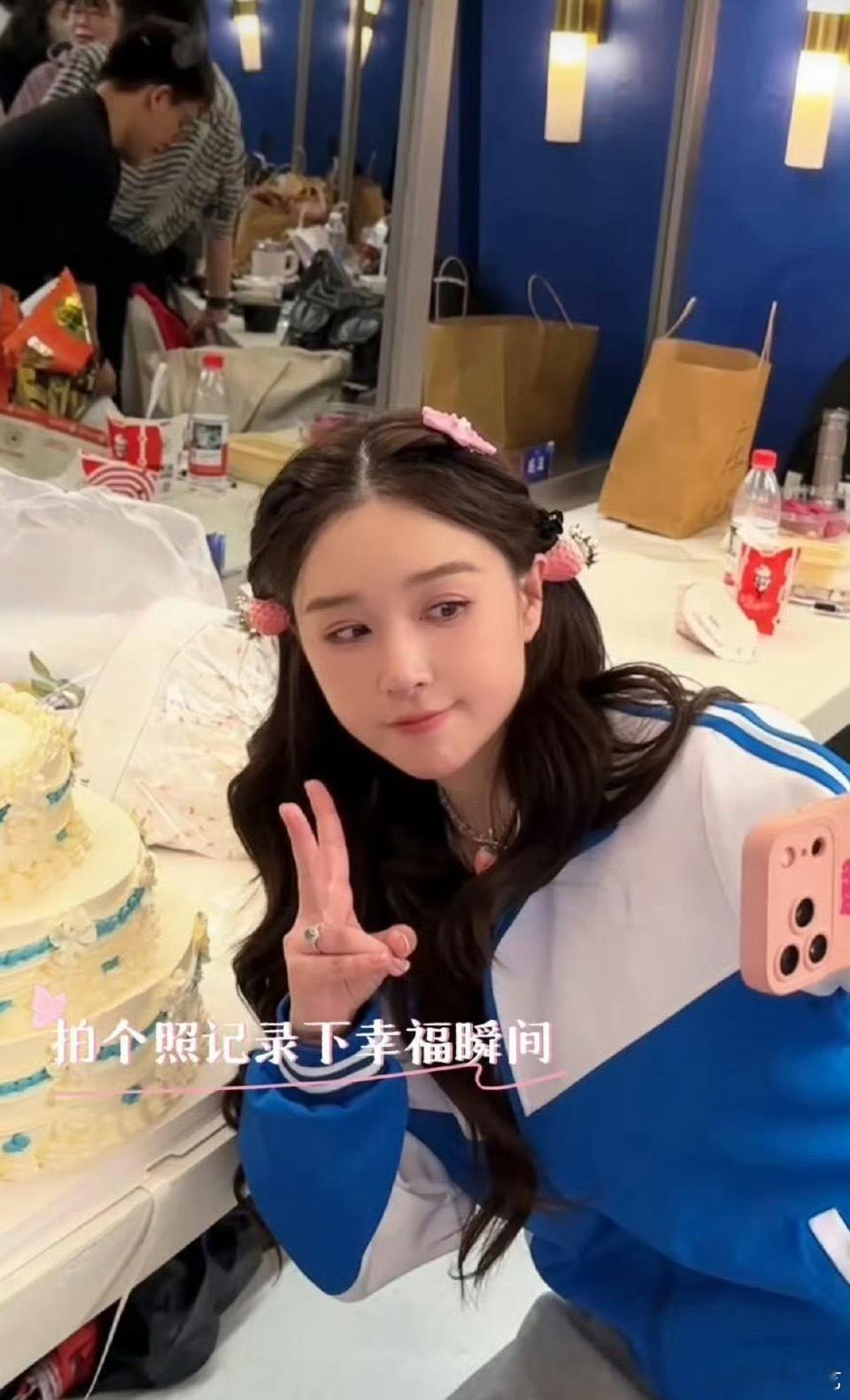 阚清子生日惊喜解锁！徐洁儿送上甜蜜蛋糕，乘风友谊狠狠锁死🔒徐洁儿给阚清子买生日