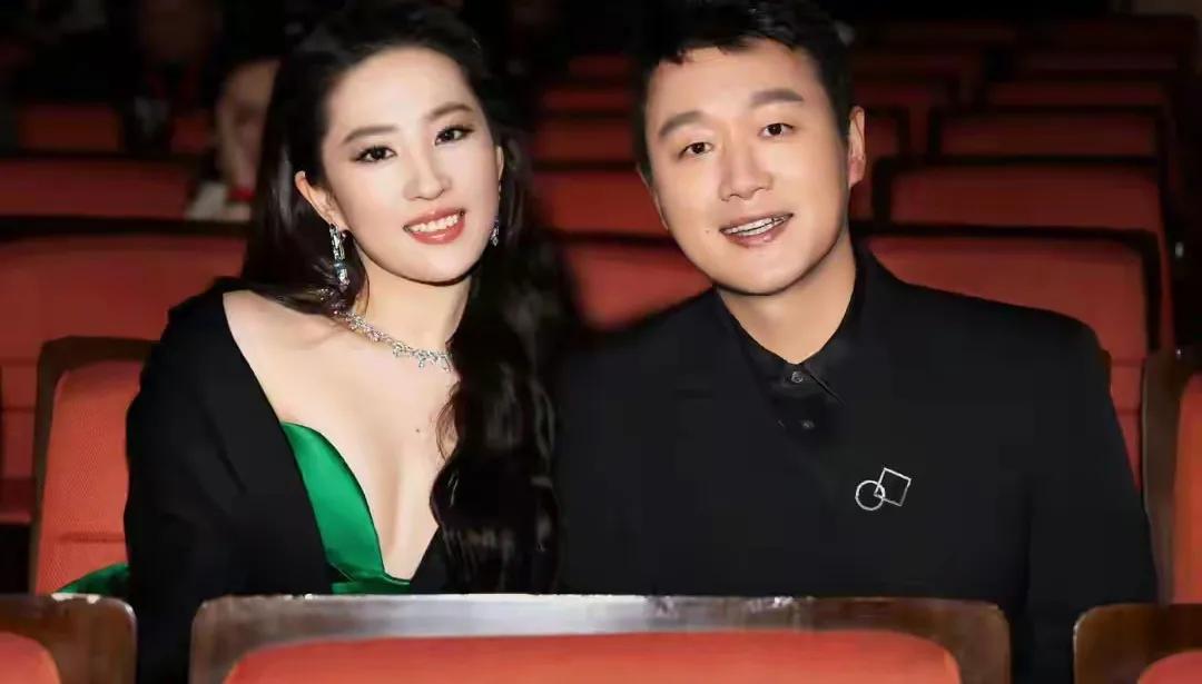刘亦菲
越来越受欢迎
所以，不管她与谁合影
都能轻松引人关注
最近的活动里
刘亦