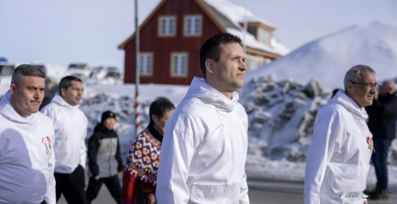 格林兰岛总理，33岁的延斯-弗雷德里克·尼尔森，
尼尔森的公众知名度最初来自羽毛