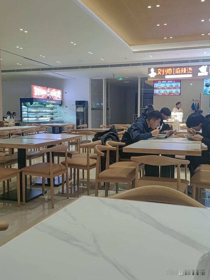 每次儿子回上海，我们都会到未来儿媳妇学校食堂吃顿晚饭。

儿子今晚要回上海了，已