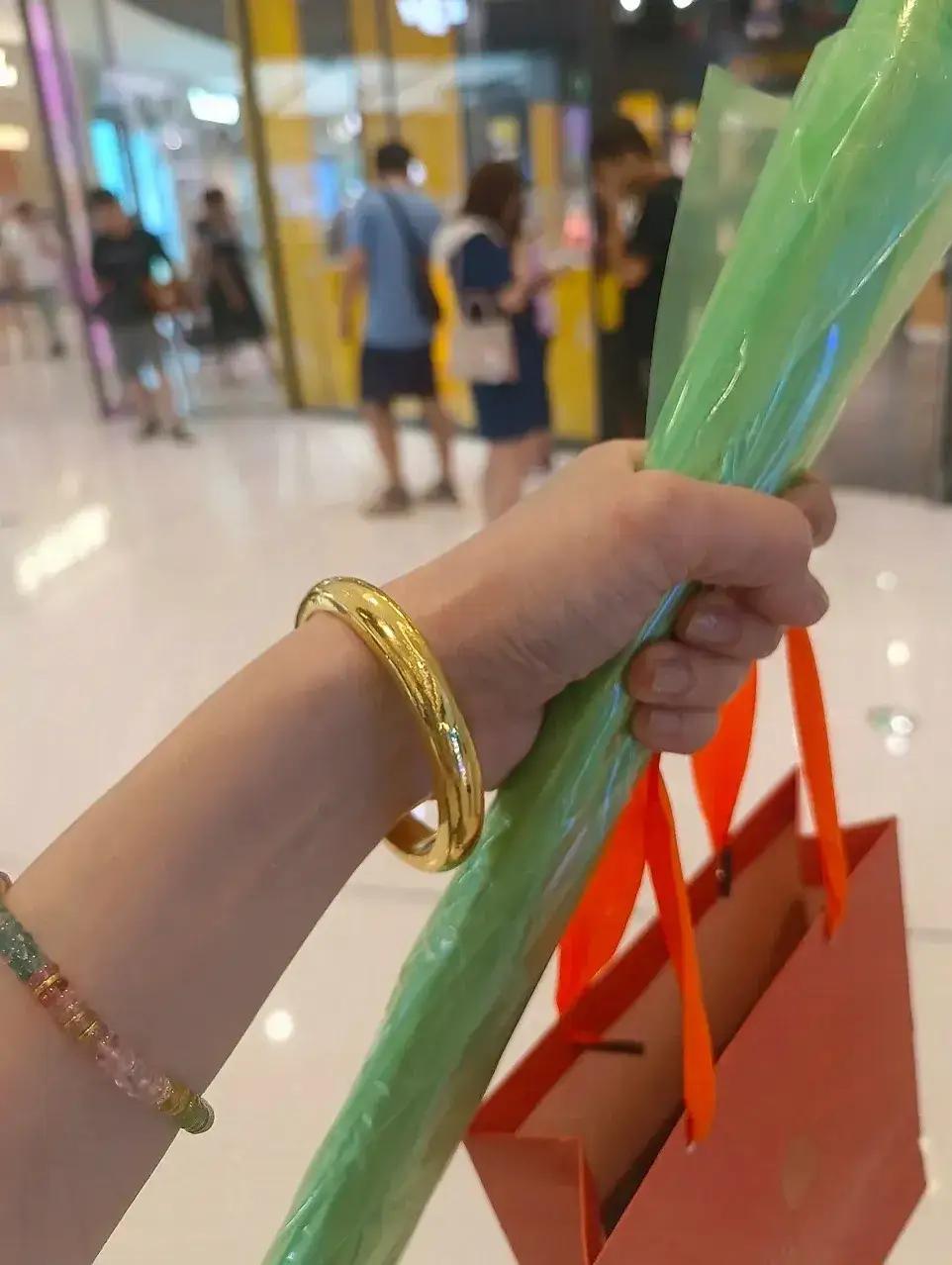 现在的金店估计都快愁哭了，不是价格太贵没人买，而是年轻人买黄金的套路彻底变了。