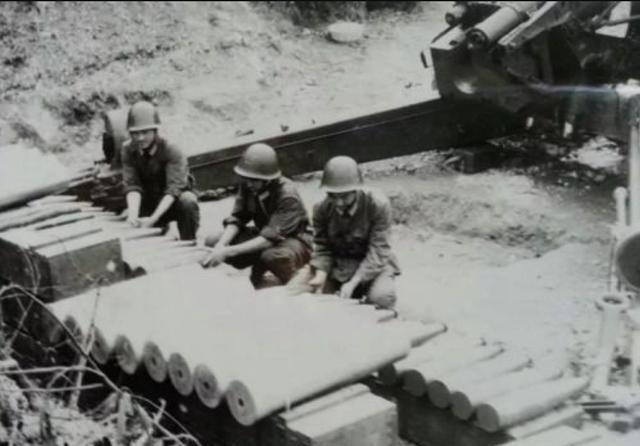 1990年，在中越战俘遣返仪式上，“叛变”军官汪斌拖着仅37公斤重的身体，颤颤巍