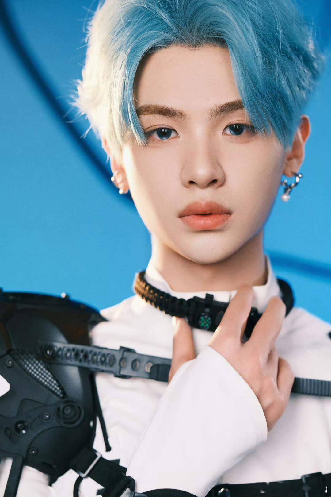 黄明昊[超话]  太好了，是演唱会啊，已经开始想象黄明昊在舞台上的样子了，真的超