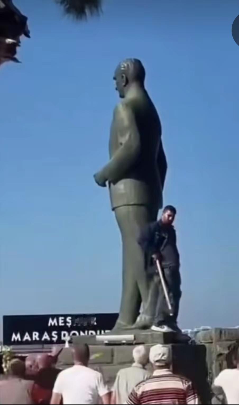 这估计没有20万美金，不会干这么丧尽天良的事情。土耳其，有人拿着大铁锤砸国父凯末