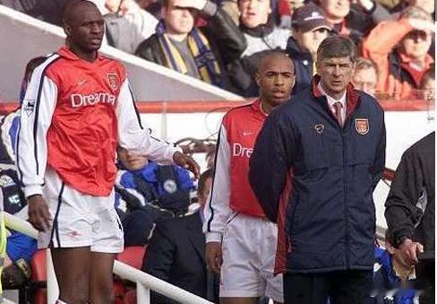 【维埃拉:阿森纳缺领袖不懂丑陋赢球 温格把我逼走】12月10日报道：英超第16轮