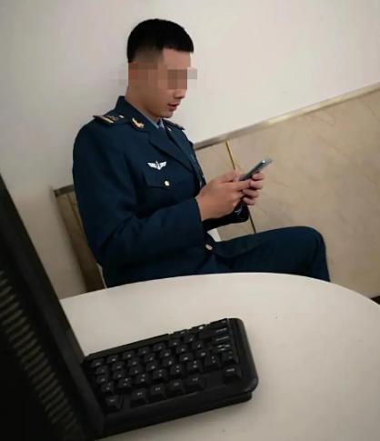 我今年转四级士官，工资有一万五千多一个月，家里人唯一为我着急的就是我现在还是单身