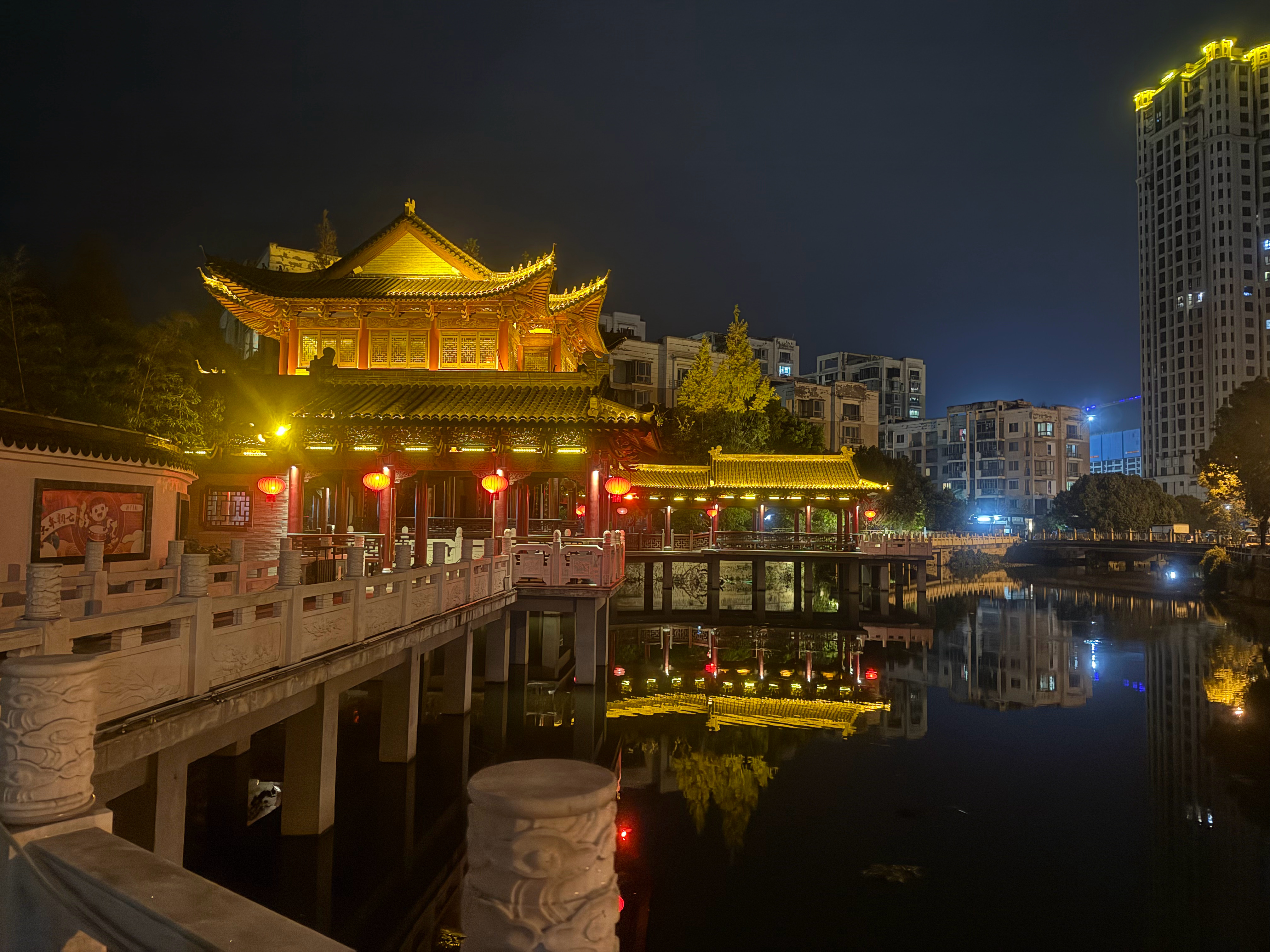 超级月亮今晚散步拍到的超级月亮！狠美！ ​​​