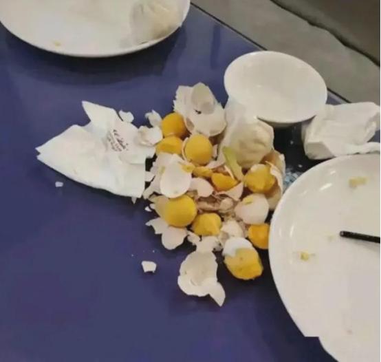 山东，一饭店推出5元早餐不限量，大爷交过钱后，就拿了7个鸡蛋、两屉小笼包、两碗粥