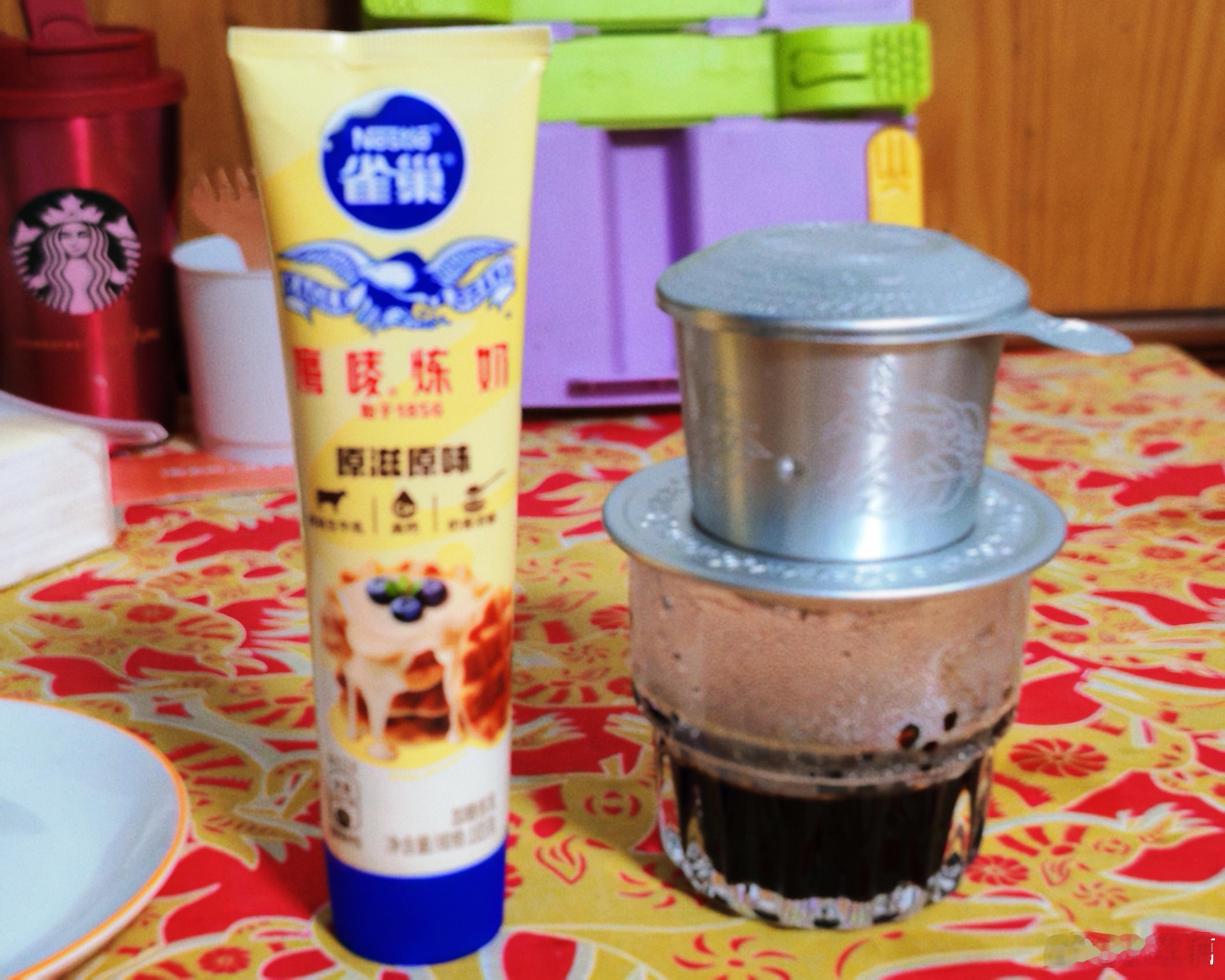 每天上学路上都能遇见这一树紫薇，拍下这张照片的时候，清晨朦朦胧胧的月亮也入镜了。