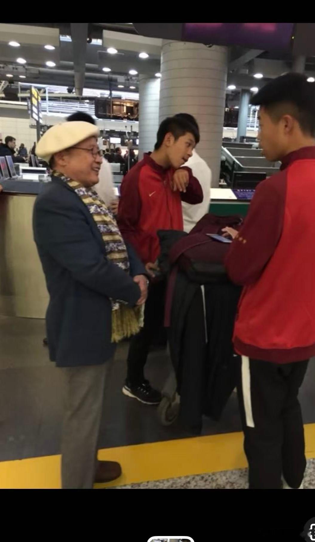 站在历史的交接处余春当算力的浪潮漫过文明的堤岸，当算法的星光点亮科技的苍穹，人类