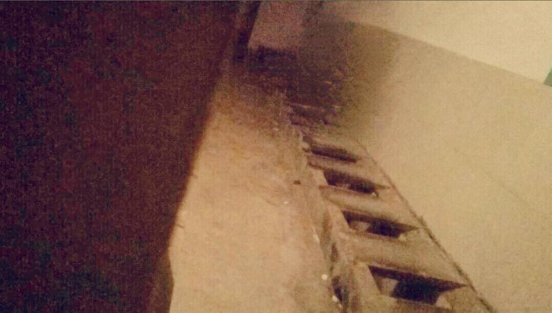 高中女生上这种厕所很尴尬怎么办？
本人高中女生 学校里是这种厕所 毫无隐私可言 