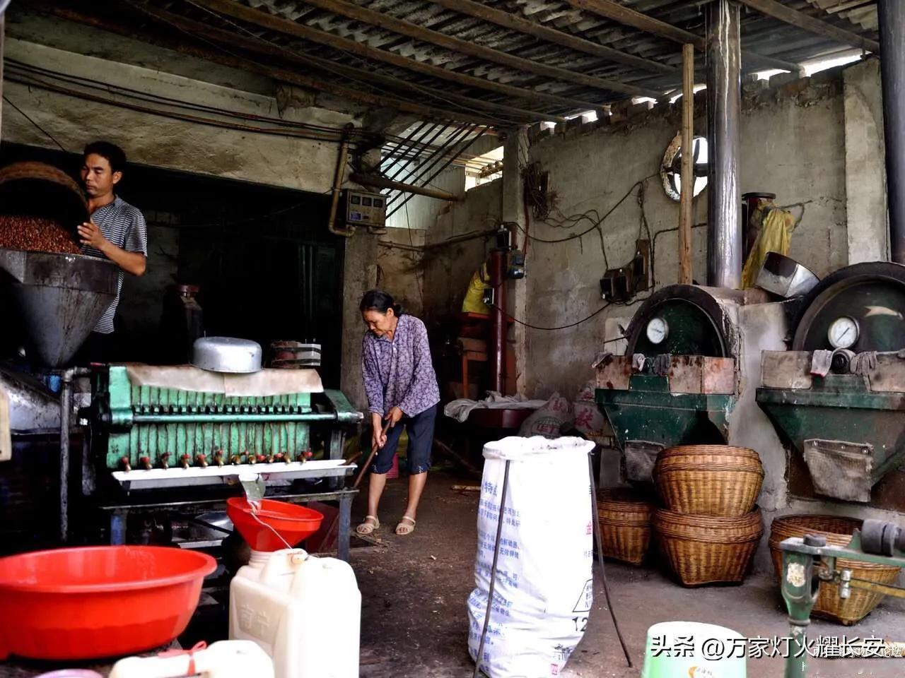 现在好怀念农村里的榨油小作坊！
我记得以前小时候每个村都有一个榨油的小作坊，虽然