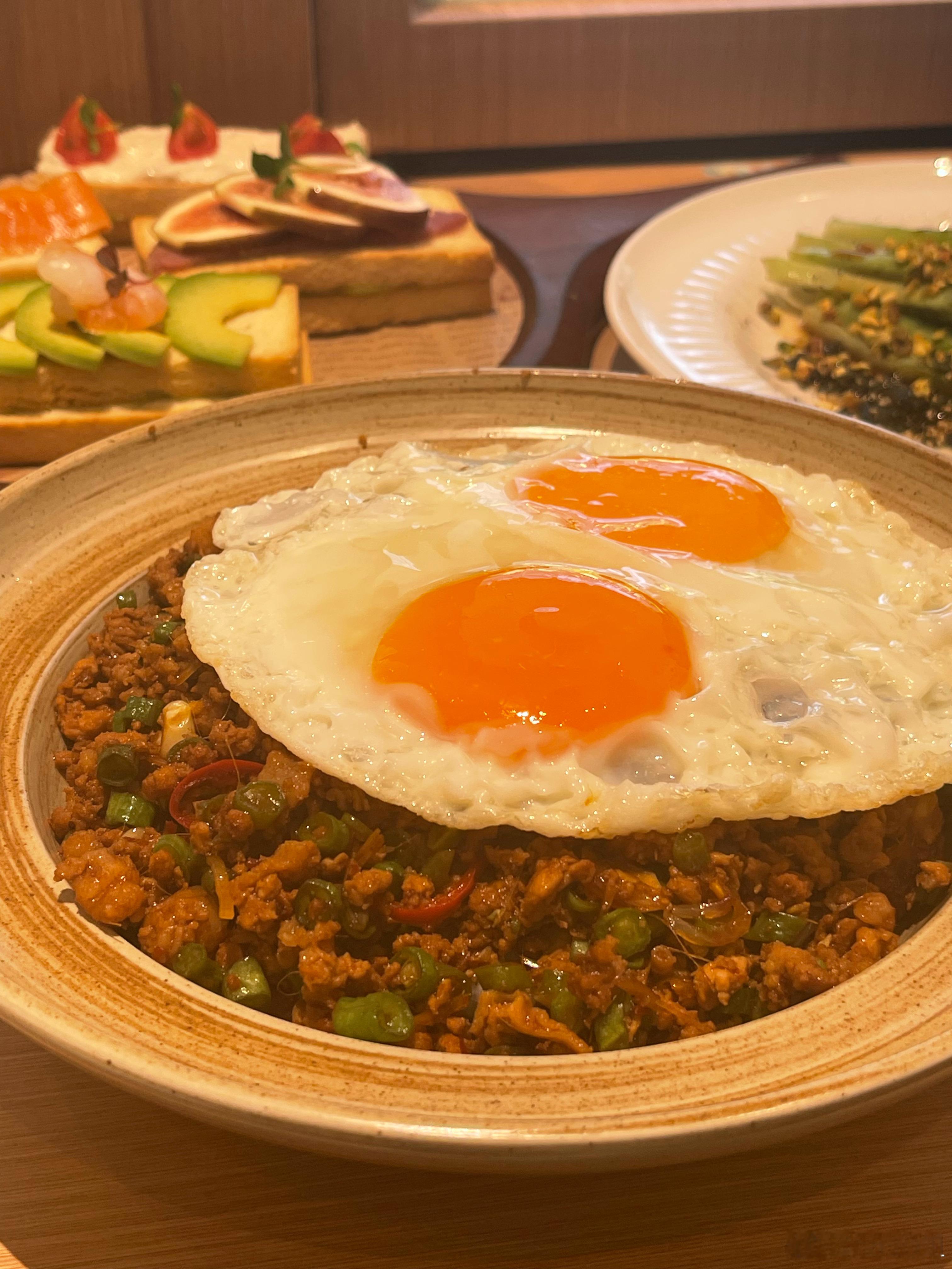 在万象天地吃饭会不知道吃什么因为选择太多每一家门饰都很有氛围很吸引人和琳达后来找