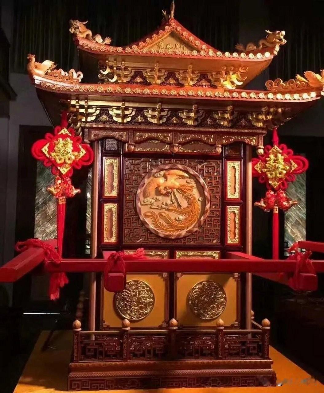 古代是不是当官就能坐八抬大轿？
 
看古装剧，大大小小官员出门，动不动就是鸣锣开