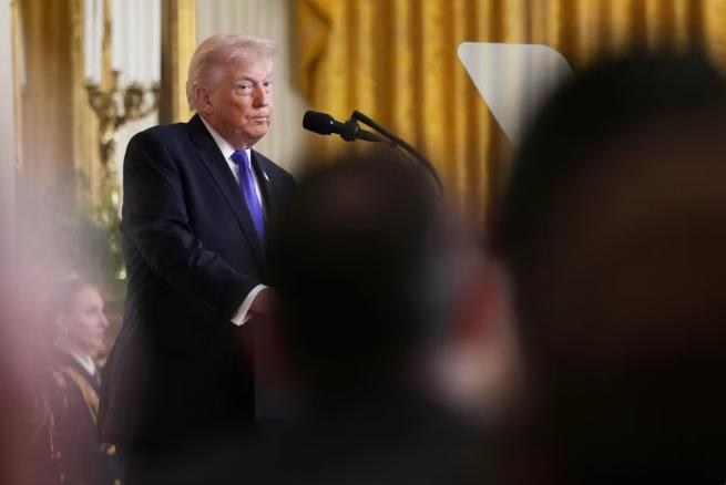 特朗普也有点开始顶不住舆论压力，想要跟美国媒体缓和关系。一边还打着仗一边宣布：将