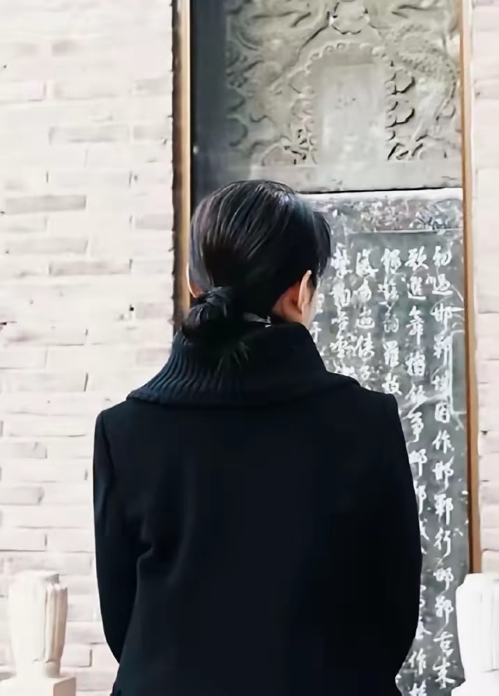56岁周涛头发几乎白一半了，看着让人心疼 