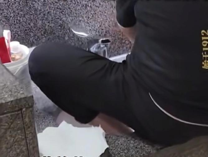 已经确认这是成年人的行为
重庆机场洗手间有人看到机场内饭店工作人员在洗手间的洗手