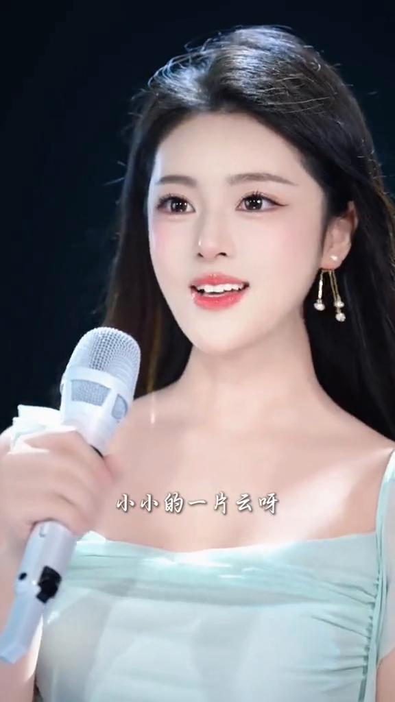 《踏浪》。
小小的一片云，慢慢地走过来。请你们歇歇脚，暂时停下来。山上的山花儿开