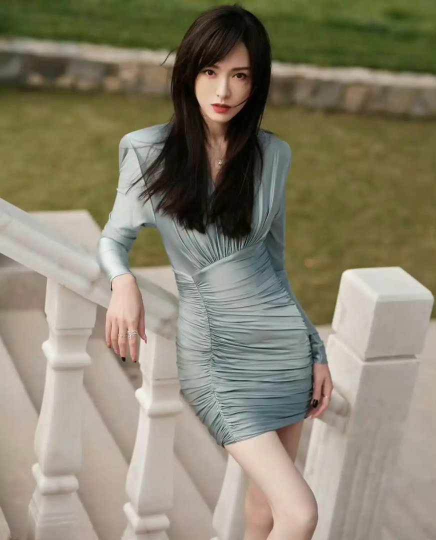 唐嫣不仅外貌出众，她的腿部线条也格外迷人。 ​​​