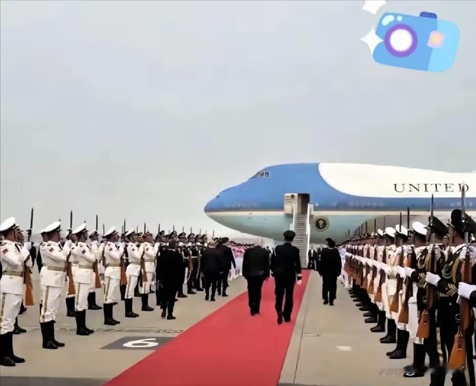 美国访华代表团在登上空军一号离开北京时做的一件事让中国网民无法淡定了。
 
20